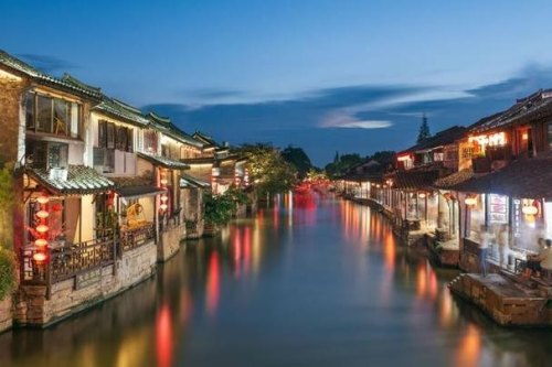 浙江省的哪些城市繁荣，旅游景点多，热闹？