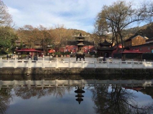 栖霞寺可以开车进去吗？