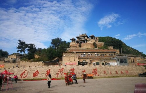 万年冰窟简离碛口多远？