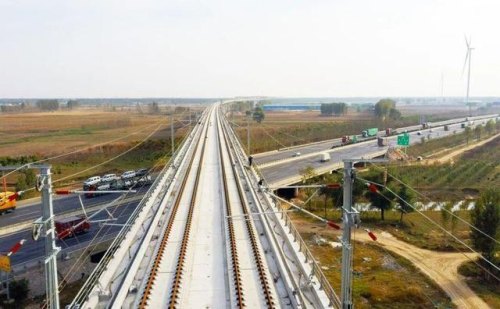 建高铁和建高速公路，哪个建设速度快？