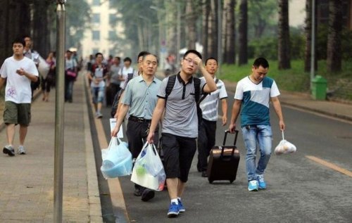 去大学报到时，该不该带上自己的父母呢？你怎么看？