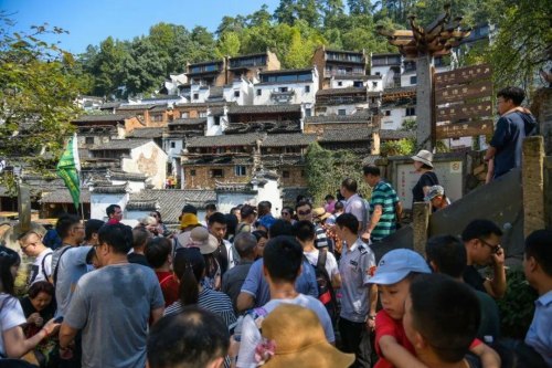 请问五一一家三口去江西婺源玩五天，如何安排？