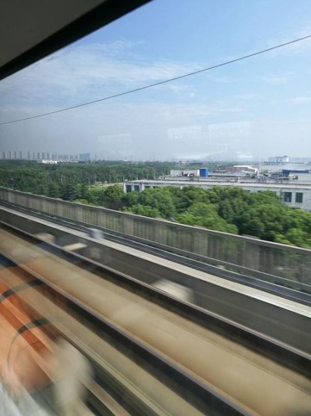 出去旅游自己开车好呢还是坐高铁好？