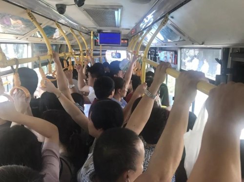 公交车能不能挤一千个人