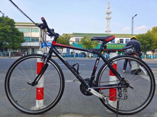 捷安特公路车fcr3300和fcr3500？