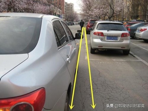 车辆行驶时怎么判断车两侧的距离？
