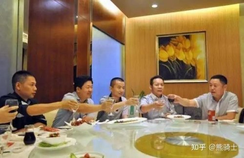 和领导出来吃饭该抢着买单么