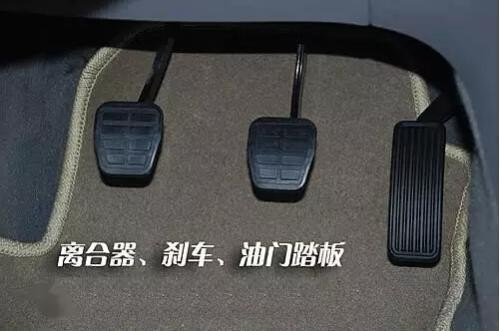 科目三降档轻点刹车，是一直踩离合器吗？