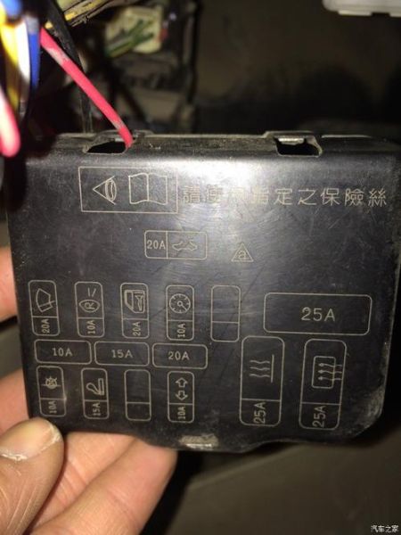 三菱帕杰罗刹车灯开关的保险在哪