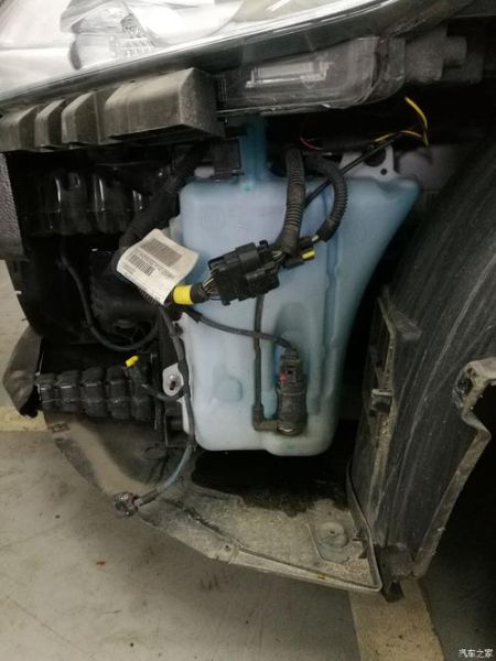 汽车玻璃水壶怎么拆下来? 汽车玻璃水壶怎么拆下来?