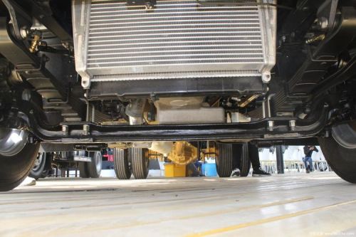 我今天买了张窄体帅铃，配江准493发动机，底盘价9万，这价位高吗？