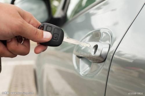 车钥匙锁到车里了门打不开怎么处理