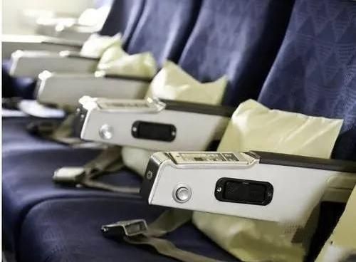 坐飞机怎么系安全带？