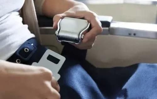 坐飞机怎么系安全带？