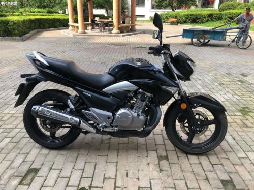 铃木GW250摩托车的油耗一百公里要多少? 铃木GW250摩托车的油耗一百公里要多少?