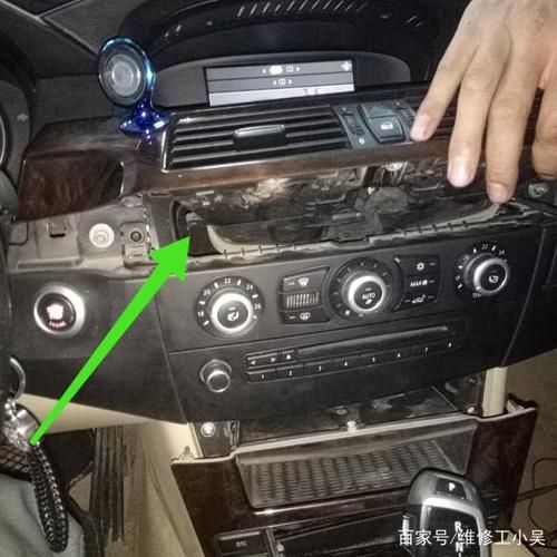 宝马523li鼓风机在什么位置？