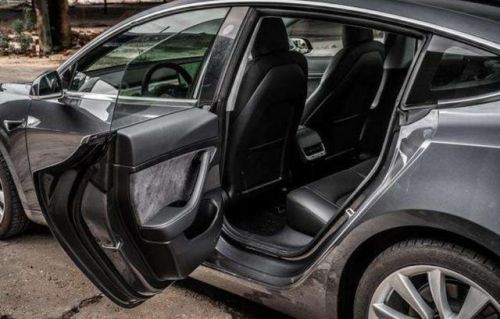 特斯拉model3怎么开后座门？