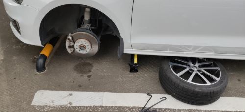 汽车左前轮怎么卸下？