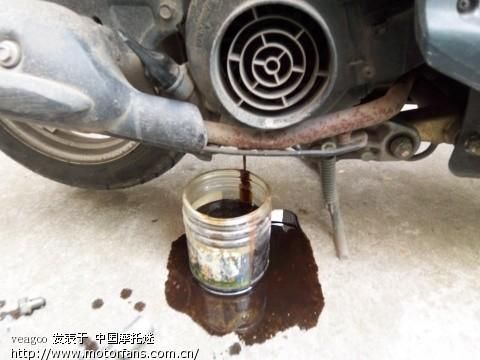 踏板摩托车今天刚换了机油，齿轮油，后刹车蹄，晚上出去行驶中时不时有电流滋滋声，怠速时没有，哪里的问？