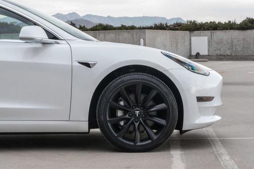 特斯拉model318寸轮毂用动力款还是？