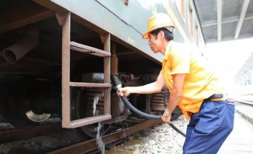 火车上的水供应怎么一个过程？