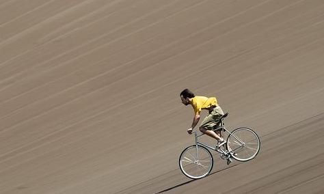 骑车下坡啥寓意？