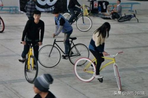 快速下死飞怎么刹车？