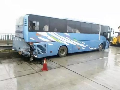 最大的大巴最多可以座多少人？