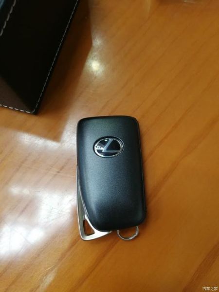 雷克萨斯es钥匙放哪里？