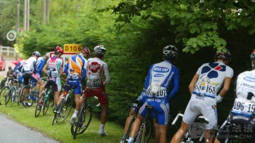 环法自行车运动员如果要小便怎么解决？