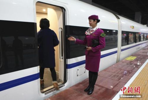 高铁每节车厢定员多少人？