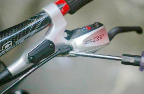 公路车链条蹭前拨片怎么办? 公路车链条蹭前拨片怎么办?