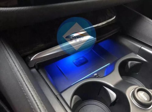 宝马5系无线充电手机放不进去？