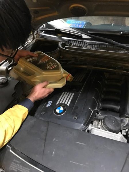 3.0的X5换多少升机油？