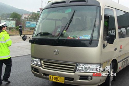 中型客车核载人数是多少人