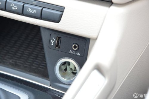 宝马x1如何连接车载u盘？