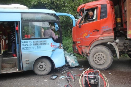 四川阿坝一货车与大客车相撞 四川阿坝一货车与大客车相撞