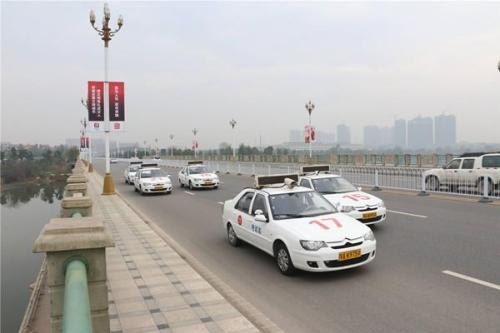 科三考试，远光灯怎么开？