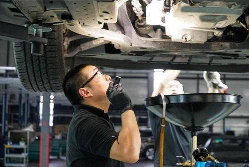 如何进行新车底盘检查？