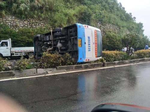 贵州大客车翻车现场场景