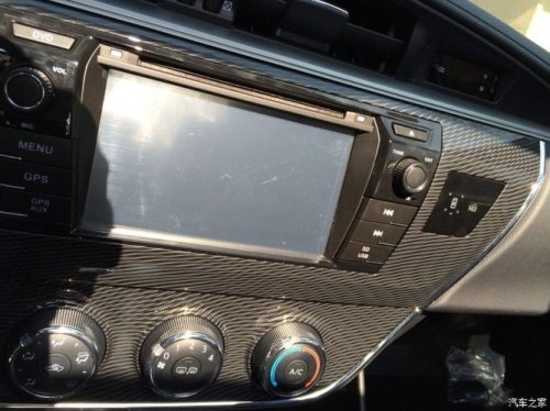 丰田汽车u盘插哪里？