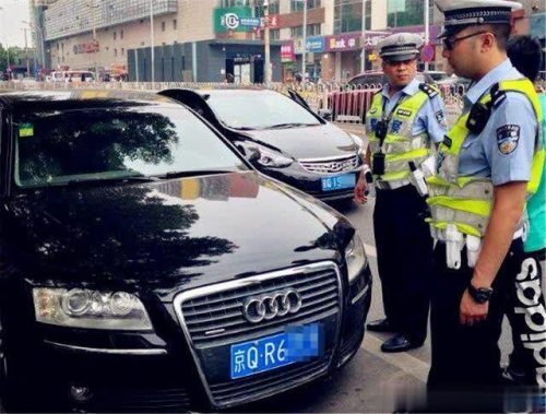 交警怎么知道正式车牌已经办下来