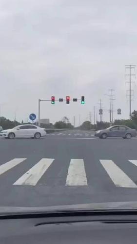 信号灯没有左转弯灯怎么左转弯