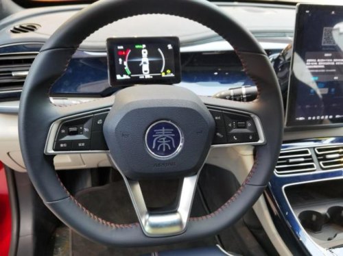 比亚迪秦plus dm-i油门和刹车位置？