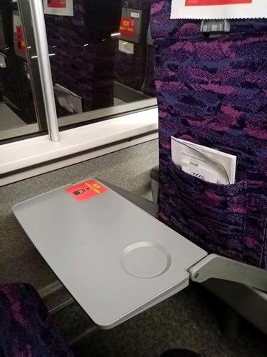 高铁后座的桌子怎么放下来