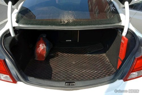 别克英朗后备箱开关什么位置