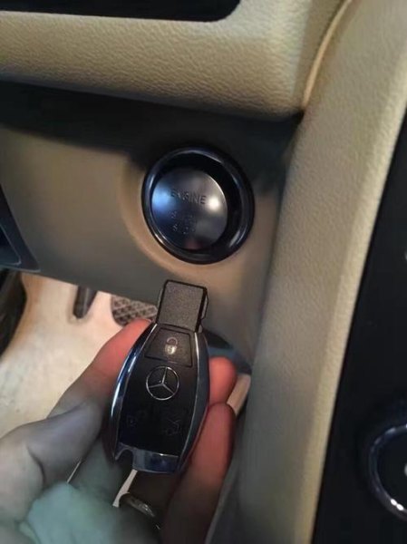 奔驰钥匙没电如何用机械钥匙启动? 奔驰钥匙没电如何用机械钥匙启动?