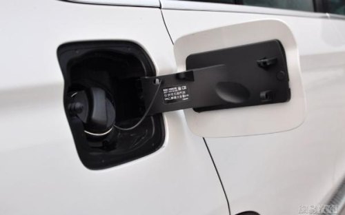 新款宝马x5油箱盖开关在什么位置？