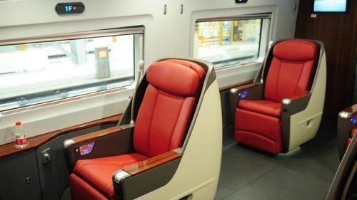 高铁一等座f是靠窗吗