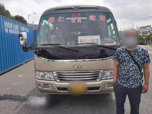 请问一下:中型客车和小型客车在高速上限速是一样的吗?请帮忙解答一下。谢谢？